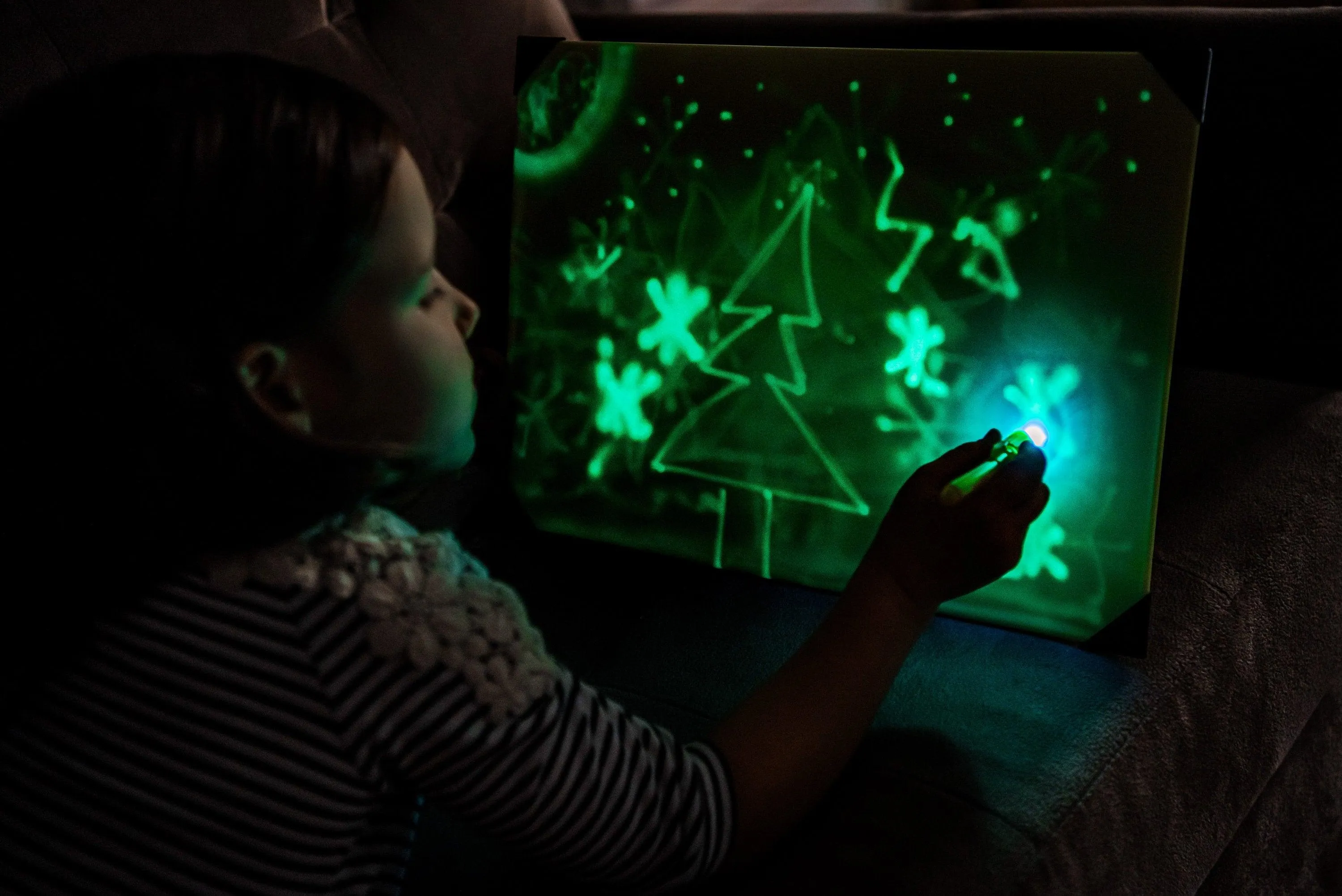 Light Drawing Board For Kids - The Glow In Dark Neon Effect Draw Pad Tablet