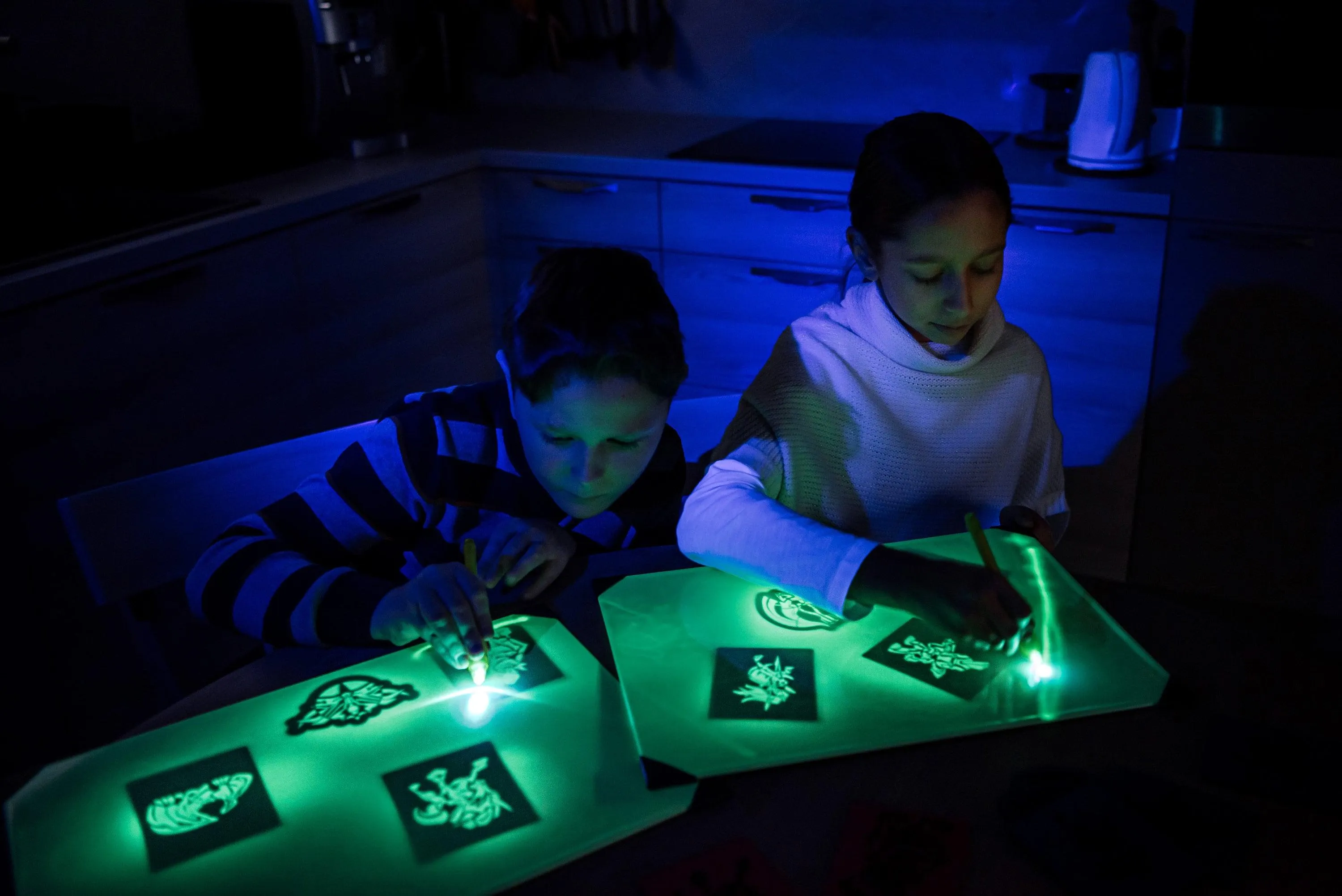 Light Drawing Board For Kids - The Glow In Dark Neon Effect Draw Pad Tablet